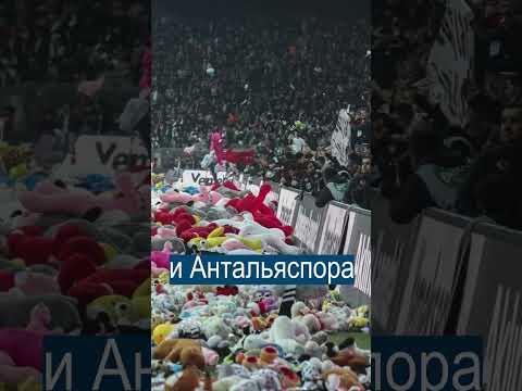 Видео: Футболисты не смогли играть из-за игрушек на поле