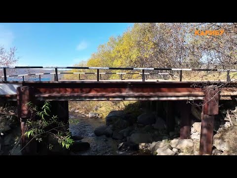 Видео: Дай Бог ему здоровья! Добрый волшебник отремонтировал мост на отсыпку