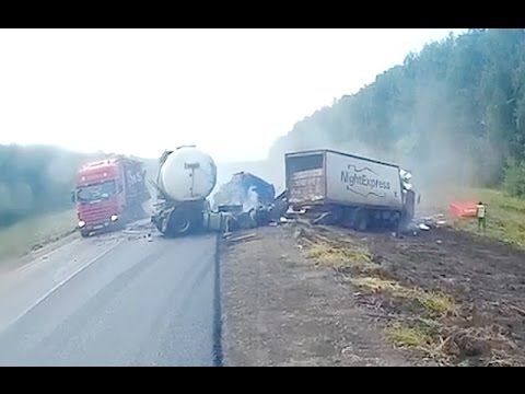 Видео: Аварии грузовиков Июль 2016  /  LKW-Unfall im Juli  / Truck accident in July