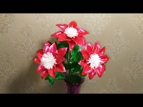 Видео: Цветы из донышек от пластиковых бутылок. Мастер класс.