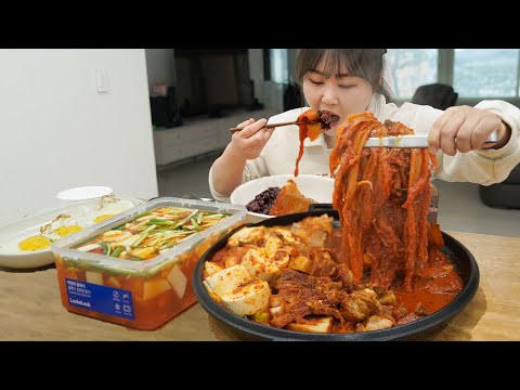 Видео: Выдержанное кимчи, тушеное с куском свинины и мягким тофу! Тип воды Кимчи Мукбанг🥩