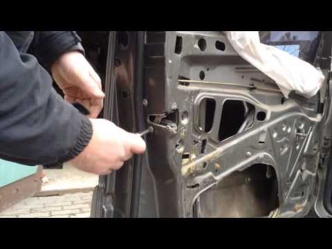 Видео: Как снять переднюю дверь Mercedes Benz W124 | How To Remove The Front Door