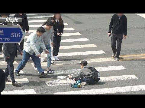 Видео: Что делать, если раненный ребенок падает на перекрестке?