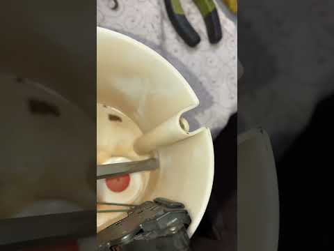 Видео: Шкода Актавия А5 - замена СЕТКИ топливного насоса в баке