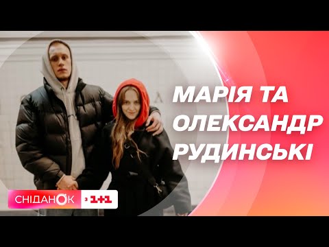 Видео: "Я выбирал пол ребенка, а жена - имя" - Мария и Александр Рудинские о семейной жизни