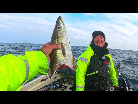 Видео: Меня перекусила пополам акула, а затем большой топор заглотил мою наживку на крошечном крючке. См...