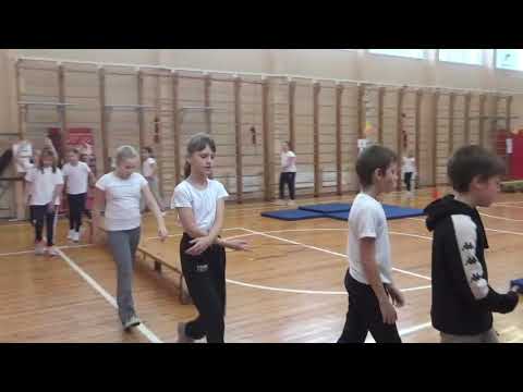 Видео: Урок физкультуры в 3 классе. Полоса препятствий. "Путешествие в страну Гимнастика".