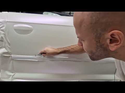 Видео: Работаем ракелем, клеим ручку двери, работаем с заворотом плёнки. Клеим дверь на Audi A3.