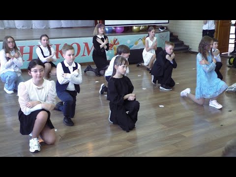 Видео: Танец 4В класса / Dance by 4В school class / Школьный выпускной, 2024