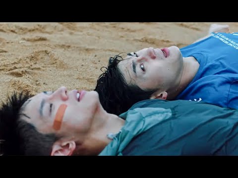 Видео: Мальчик лежал у него на руках и смотрел на него с любовью!