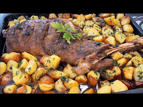 Видео: Крехка печена агнешка плешка с гарнитура от картофи с масло, копър и чесън | Tender lamb shoulder