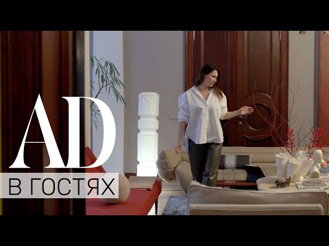 Видео: В гостях у дизайнера Ксении Брейво: классический дом с современным интерьером