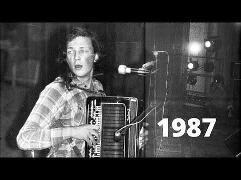 Видео: Группа Ноль. Самое древнее видео. Концерт на баяне в Ленинграде.