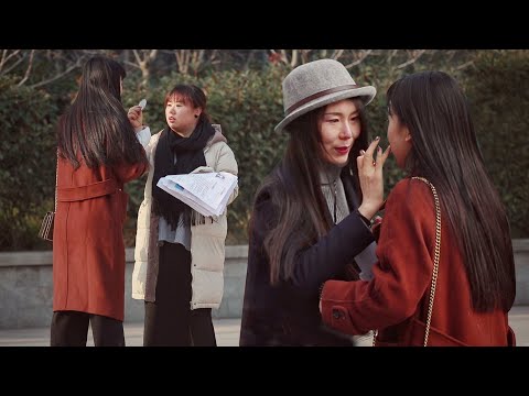 Видео: Девушка с раненой рукой, идущая на интервтью, очень волнуется и суетится, что прохожие будут делать?