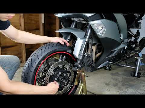 Видео: Снятие и установка переднего колеса: Ninja 1000 / Z1000SX / Z1000