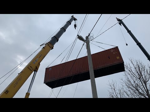Видео: Работа через провода двумя автокранами XCMG . Промазываем стрелу