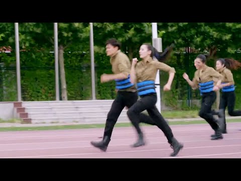 Видео: Солдат мужского пола посмотрел на солдата свысока, но она легко победила его в гонке!