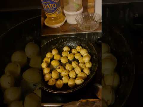 Видео: Пельмени с вяленой грушей на сковородке.