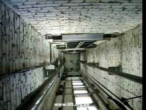 Видео: Частично остекленная шахта лифта в старом доме