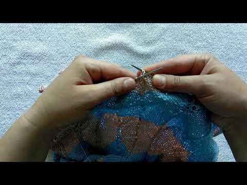 Видео: Как связать три вместе петли спицами с центральной петлей по средине