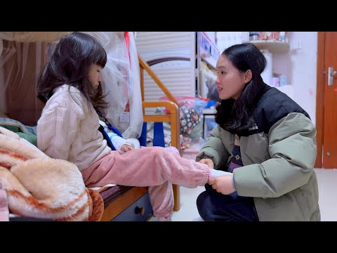 Видео: Рука Нин Нин была повреждена, и ее жизнь стала неудобной. Семья по очереди заботилась о ней.