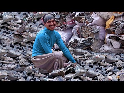 Видео: Эти квалифицированные рабочие превращают старые пластиковые туфли в новые детские.