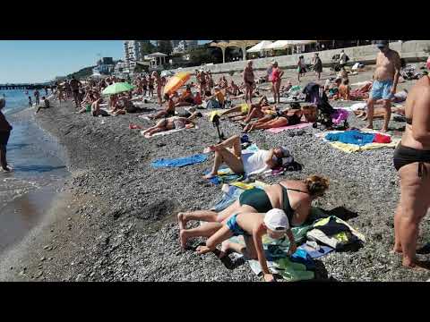 Видео: Дикий пляж в центре Ялты.