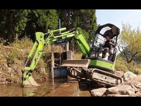 Видео: Удаление щебня на водозаборном затворе экскаватором. 【2021】