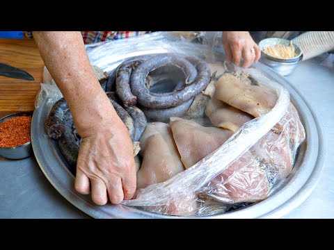 Видео: Корейская бабушка, продающая кровяные сосиски из ручной тележки каждые 14:00. / korean street food