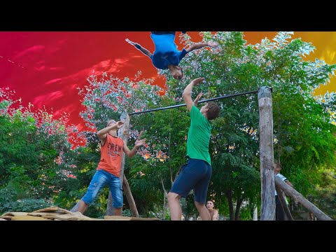 Видео: Нереальные трюки на новом турнике. Смотрите до конца