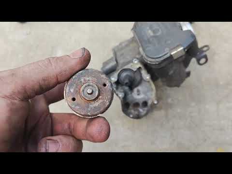 Видео: EGR OPEL VIVARO, RENAULT TRAFFIC, заклинил, приводим в жизнь