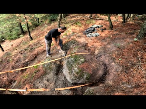 Видео: Сокровища выходят из большого хранилища под скалой