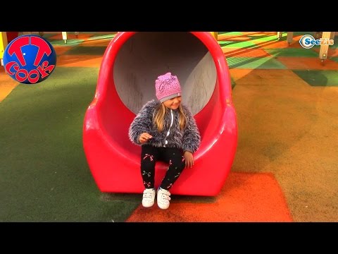 Видео: ВЛОГ БОЛЬШАЯ ДЕТСКАЯ ПЛОЩАДКА Гуляем с Хелло Китти Замок для детей Hello Kitty Toys