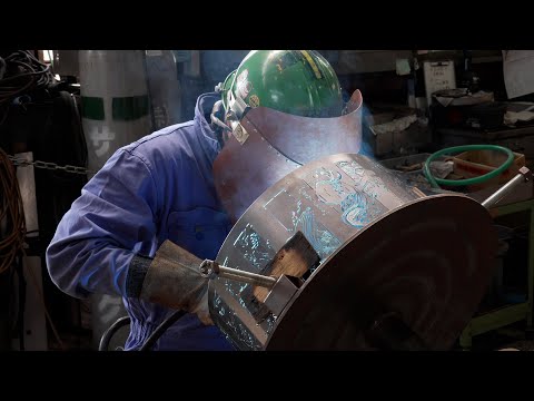 Видео: Процесс изготовления прекрасных японских очагов! Подробный взгляд на искусство металлообработки.