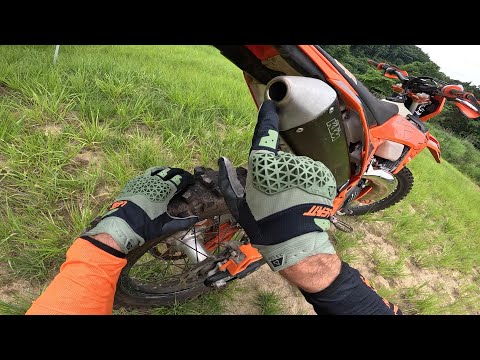Видео: Избыточный расход топлива? 2024 KTM 300 EXC TBI + Premix (впрыск масла удалён)