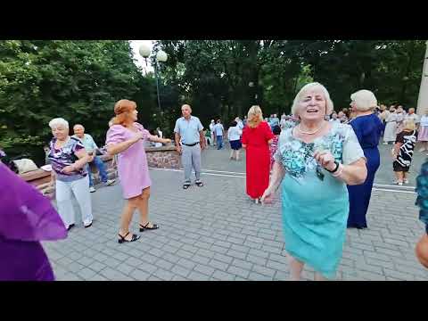 Видео: 30.08.25г... "ЛИСТЬЯ ЖЕЛТЫЕ"... 🍁🍂🍁... звучит на Танцполе в Гомельском парке... 