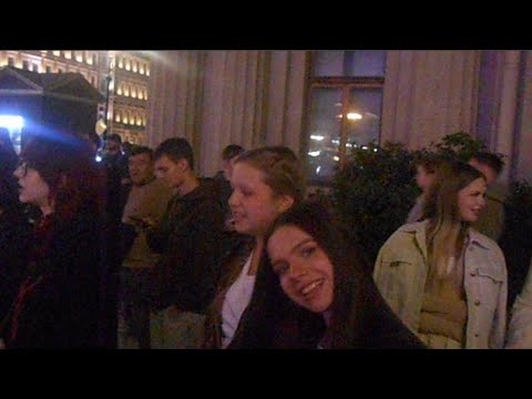 Видео: Уличные музыканты Питер Глеб Васильев и Сева на пл. Восстания 1 сентября ч2 - Питерские крыши