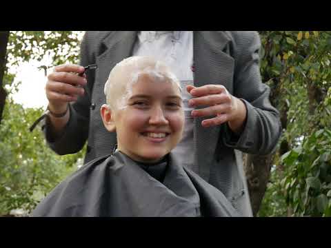 Видео: МОИ ДРУЗЬЯ ПОБРИЛИ МНЕ ГОЛОВУ