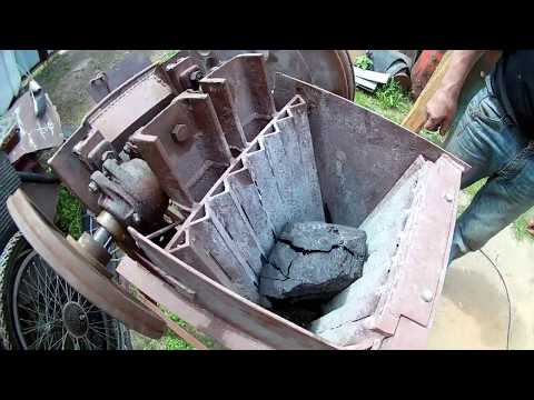 Видео: Дробилка щековая самодельная (ч. 3). Пробуем дробить уголь. Homemade jaw crusher. Part 3.