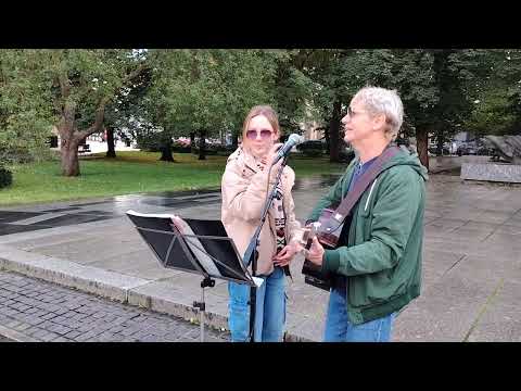 Видео: Прекрасный дует папы и дочки работал сегодня в парке у памятника Таммсаре,  потом локация поменялась