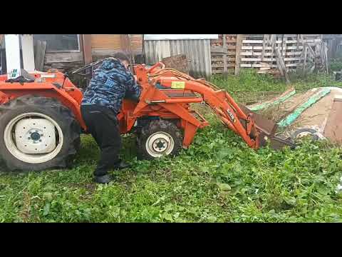 Видео: Как снять и поставить стрелу погрузчика на трактор .