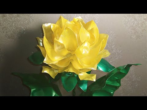 Видео: Цветок из донышек от пластиковых бутылок. Видео №2. Мастер класс.