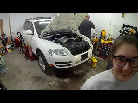 Видео: Ремонт ГРМ VW Touareg 3.6 V6 2007 года. Часть 1. «Снятие двигателя».