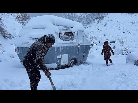 Видео: МЫ ЗАСТРЯЛИ ПРИ -6 ГРАДУСАХ, НАШ ПЕРВЫЙ ЛАГЕРЬ В СНЕГУ.