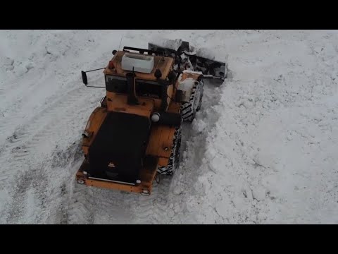 Видео: Трактор Кировец. Расчистка дорог.