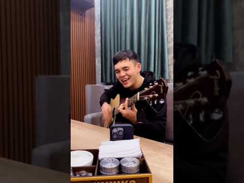 Видео: Тот самый казах на гитаре чистый лист 😍