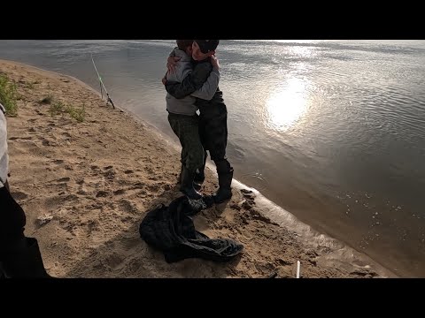Видео: ТОЛЬКО РАДИ ТАКИХ МОМЕНТОВ СТОИТ ИДТИ НА РЫБАЛКУ! Рыбалка ЛЕЩ