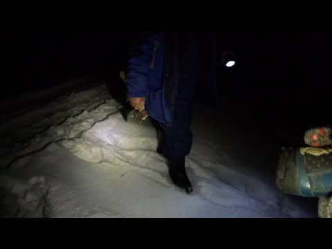 Видео: День ночь в лесу. Встретил  ночью человека с топором.
