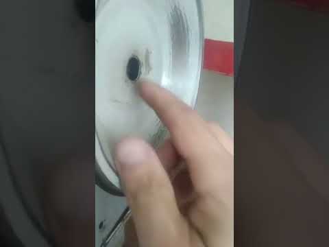 Видео: ремонт швейной машины, Подольск 3823, снять маховик , убрать нитки