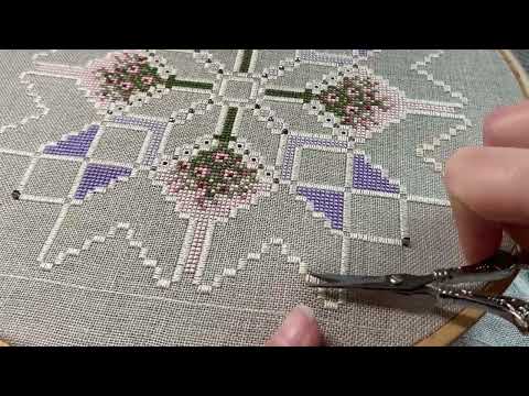 Видео: Вышиваем вместе hardanger. “A quilter’s garden” Emie Bishop. Часть 2. Подрезка нитей🇺🇦